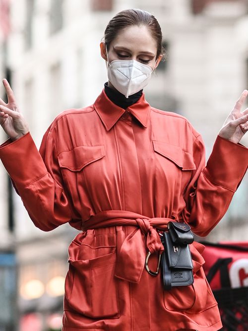 Streetstyle mit einer roten Lederjacke und einer FFP2-Maske.