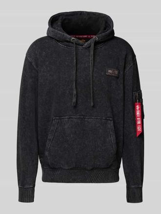Alpha Industries Alpha Industries Hoodie mit Reißverschlusstasche am Ärmel in Black, Größe XXXL