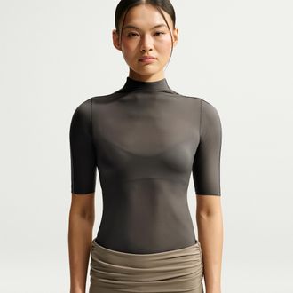 Nike Womens SKIMS Weightless Short-Sleeve T-Shirt in Black | IU2229-080