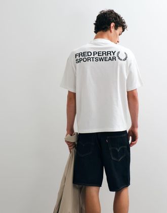 Fred Perry T-shirt bianca con logo sportivo sul retro-Bianco