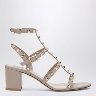 Valentino Garavani Sandalo Rockstud con cinturini color cipria