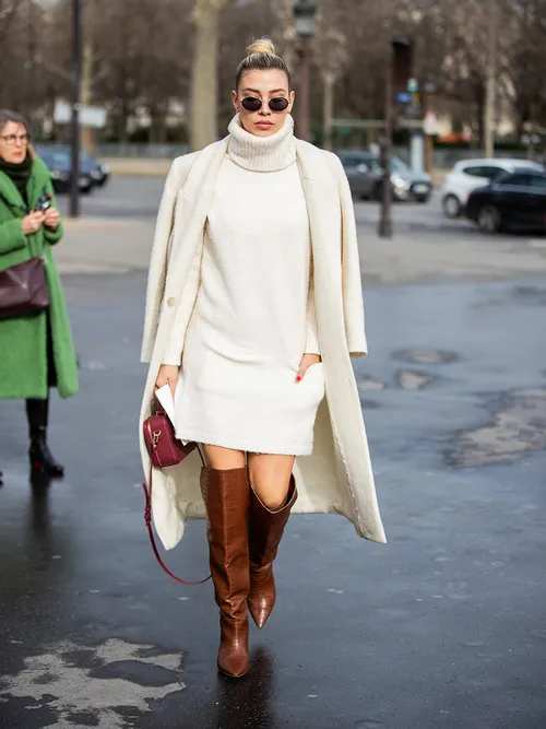 All-White-Look: Rollkragen-Pulloverkleid mit braunen Boots und weißem Mantel