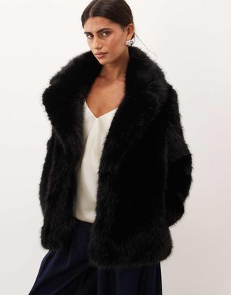Forever New cappotto corto in pelliccia sintetica con rever nero