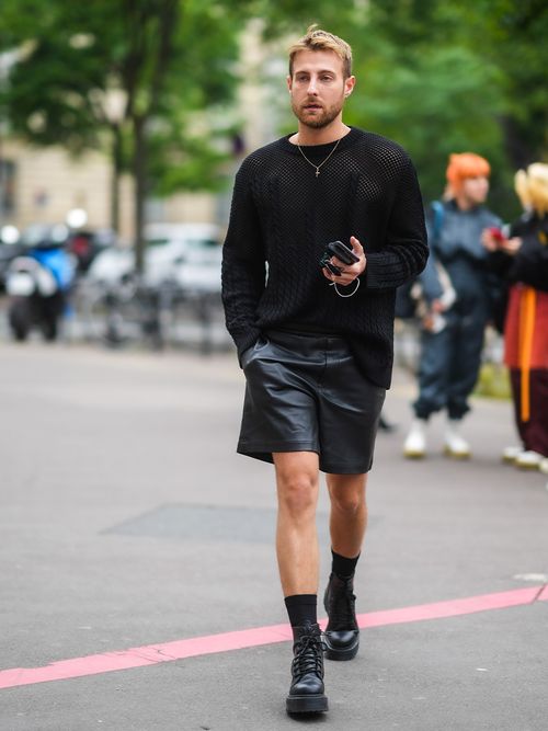 Mann trägt einen Mesh-Pullover und kurze Lederhose auf der Paris Fashion Week