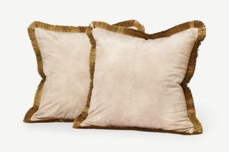 MADE.COM 2 x Kili Kissen (45 x 45 cm), Samt in Soft Taupe und Gold