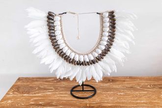 OEM Adorno De Plumas Y Conchas De Pap&uacute;a Blanca