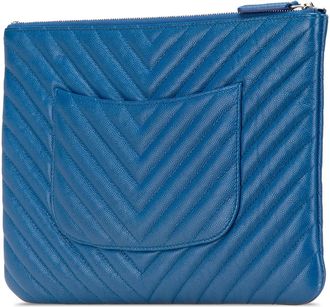 Chanel Clutches - 2016-2017 Medium CC Chevron Caviar O Case Clutch - Gr. unisize - in Blau - für Damen