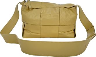 Bottega Veneta Bottega Veneta Medium Arco cameratas in geel kalfsleer