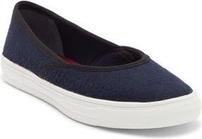Fuchsia Crossover Sneaker Flat in Navy at Nordstrom Rack, Size 10