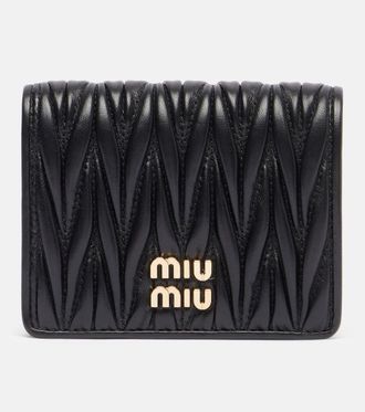 Miu Miu Cartera de piel matelass&eacute; con logo