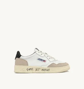 Autry MEDALIST LOW SNEAKERS IN WHITE AND BLACK LEATHER AND SUEDE WITH LETTERING