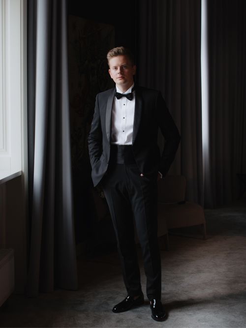 Ein Mann im Smoking.