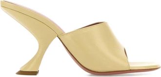 Amina Muaddi 90 mm muiltjes met sculpturle hak en open neus - Goud