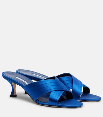 Manolo Blahnik Mules Viera 50 de sat&eacute;n