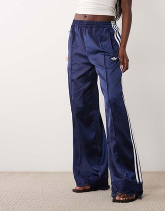 adidas Originals Firebird - Pantaloni sportivi in raso blu navy con fondo in pizzo