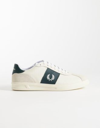 Fred Perry Sneakers in camoscio color &eacute;cru e verde a righe-Bianco