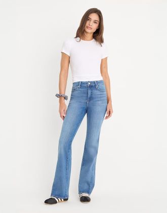 Good American Jeans bootcut tecnici morbidi a vita alta lavaggio blu medio