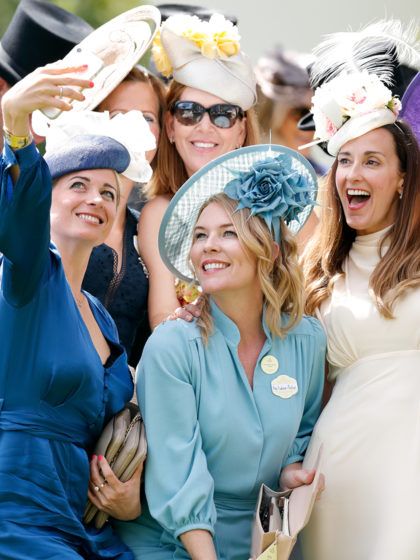 Zum ersten Mal beim Pferderennen – wir zeigen den Dresscode, für den Rennbahn Besuch!