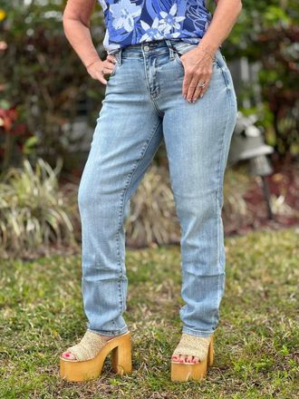 Judy Blue Slim Chance Mid Rise Jean In Light Wash