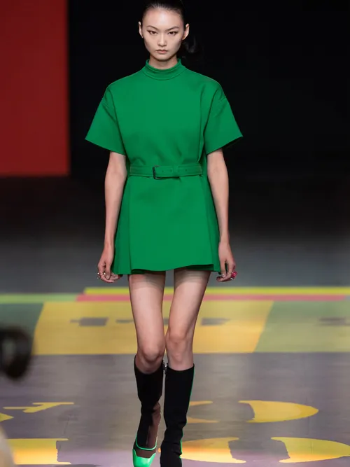 Runwaybild von der Frühjarh/Sommer Dior Kollektion mit einem grünen Minikleid.