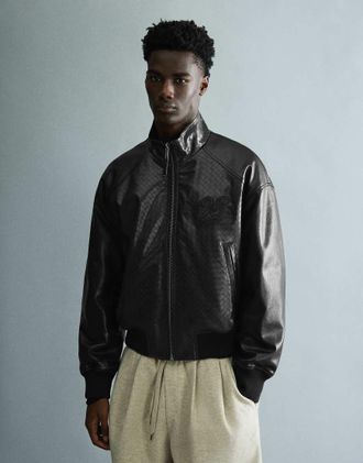 Bershka giacca bomber con effetto pelle intrecciata nera-Nero