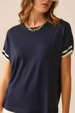 Q2 Relaxed Sweater With Contrast In Navy