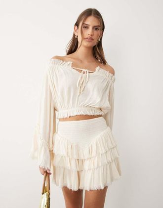 Miss Selfridge Blusa boh&eacute;mien con spalle scoperte e maniche svasate-Neutro