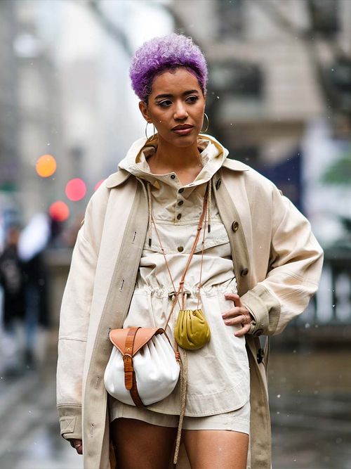 Streetstyle mit einem beigen Look und zwei Handtaschen.