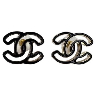 Chanel Chanel CC emaille oorknopjes in zwarte hars