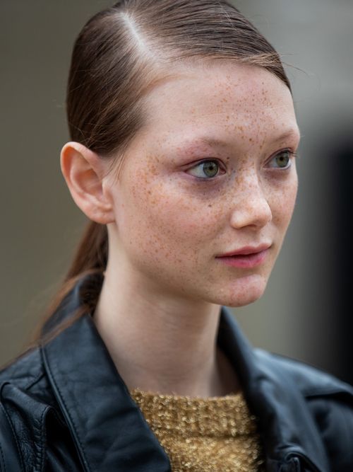 Ein Model mit Sommersprossen auf der Chanel Haute Couture Show in Paris.
