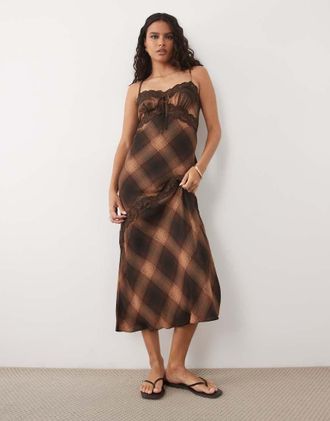 New Look Vestito midi marrone a quadri con spalline sottili e finiture in pizzo