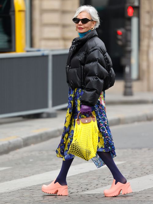 Influencer Grece Ghanem trägt die angesagte Netztasche auf der Paris Fashion Week