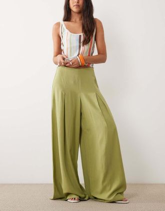 Asos Pantaloni a fondo ampio a pieghe color oliva-Verde