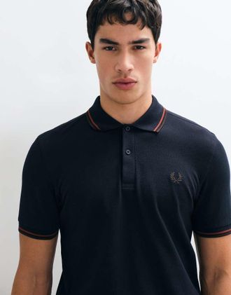 Fred Perry polo con doppio bordo a contrasto blu navy con bordi bordeaux e marroni