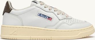 Autry MEDALIST LOW SNEAKERS IN WHITE AND CHOCOLATE LEATHER