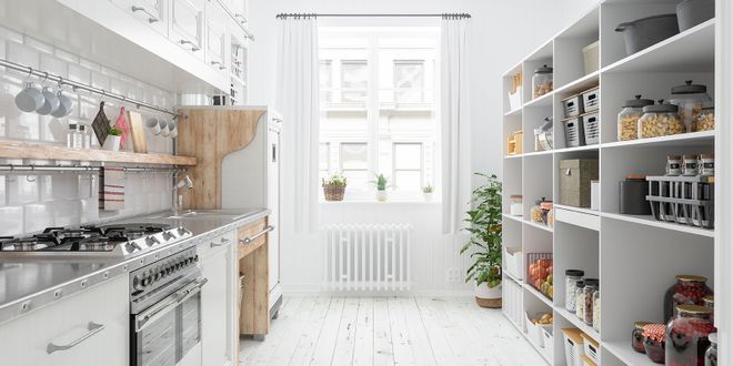 Eine offene Schrankwand mit vielen Vorratsdosen und Behältern.