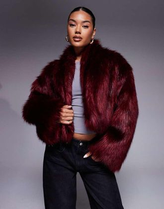 Aria Cove Giacca in pelliccia sintetica bordeaux oversize taglio corto con maniche ampie-Rosso