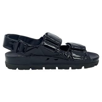 Prada Prada Gequiltte Slingback Sport Sandalen in Zwart Lakleer