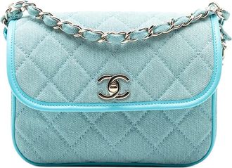 Chanel Borsa messenger CC piccola in denim trapuntato con battente e tracolla 2021 - Blu