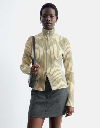 & Other Stories cardigan in misto lana a coste con zip e collo a imbuto con motivo argyle beige-Neutro