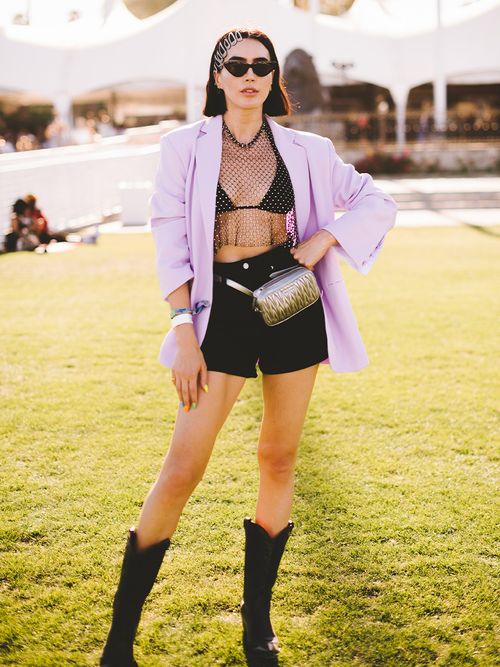Influencerin mit Gürteltasche bei Coachella