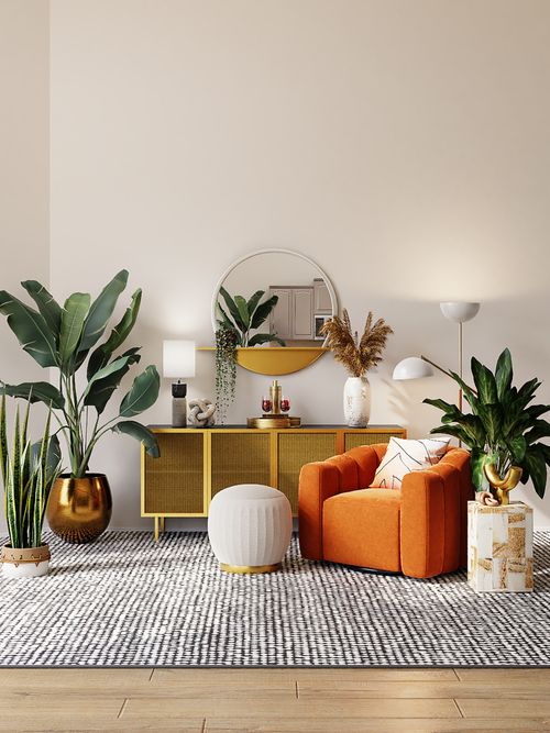 Foto von einem Wohnzimmer mit orangen Sessel, Kommode und rundem Spiegel.