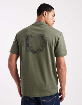 Fred Perry T-shirt leggera verde con stampa sul retro e riquadro con grafica del logo