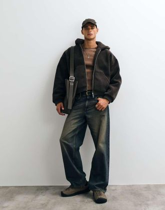 Weekday felpa con cappuccio oversize in pile borg con collo alto e zip marrone