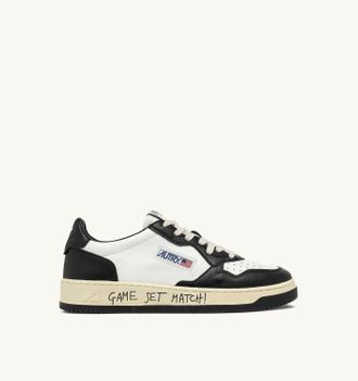 Autry MEDALIST LOW SNEAKERS IN WHITE AND BLACK LEATHER WITH LETTERING
