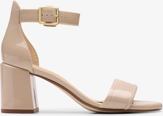 Clarks Ezoria Mae Patent Sandalen in Sandkleur