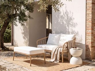 Beliani Sof&aacute; De Jard&iacute;n 2 Plazas Con Banco Patas De Acero Cojines Blanco Crema Muebles De Exterior De Rat&aacute;n Sint&eacute;tico Marr&oacute;n Claro Follo