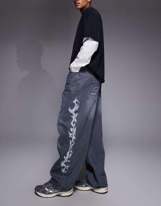 Liquor & Poker Reign - Jeans larghi lavaggio grigio con stampa