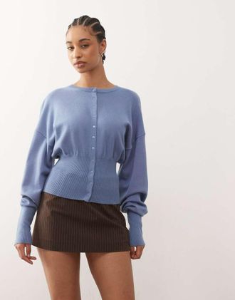 Lioness Sundown - Cardigan stretto in vita blu ardesia con spalle scivolate e polsini lunghi