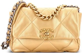 Chanel 19 Flap Bag Quilted Leather Medium crossbody bag - Goud